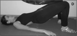Ponte: deitar de barriga para cima com os braços esticados e joelhos dobrados. Contrair o abdômen e elevar o quadril, mantendo suspenso por 10 segundos e retornar. Repetir 3 vezes.
